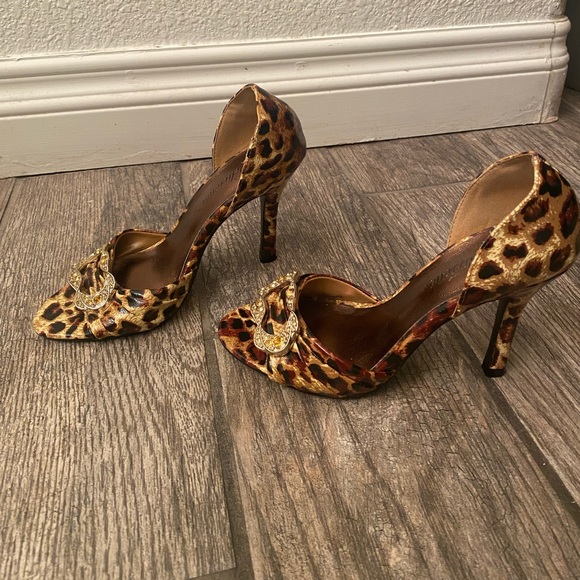 ❤️‍🔥Leopard print heels with gold jeweled accents - Picture 3 of 11